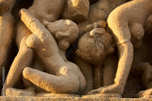 Tableau sur toile Erotic scenes from the temple frieze in Khajuraho/India