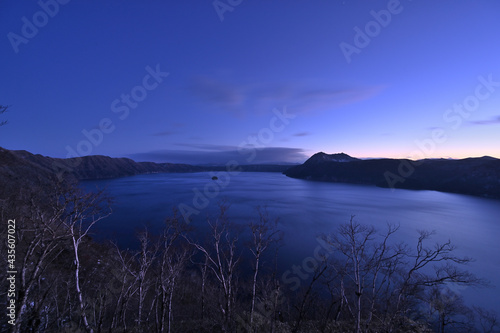 雪が降り始める初冬の摩周湖