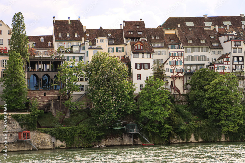 Basel; Imposante Grossbasler Uferfront des Rheinsprungs