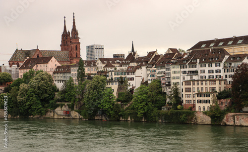 Basel; Grossbasler Rheinufer mit Münster
