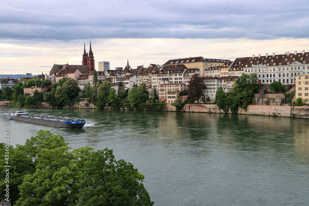 Naklejka premium Basel; Grossbasler Rheinpanorama mit Münster