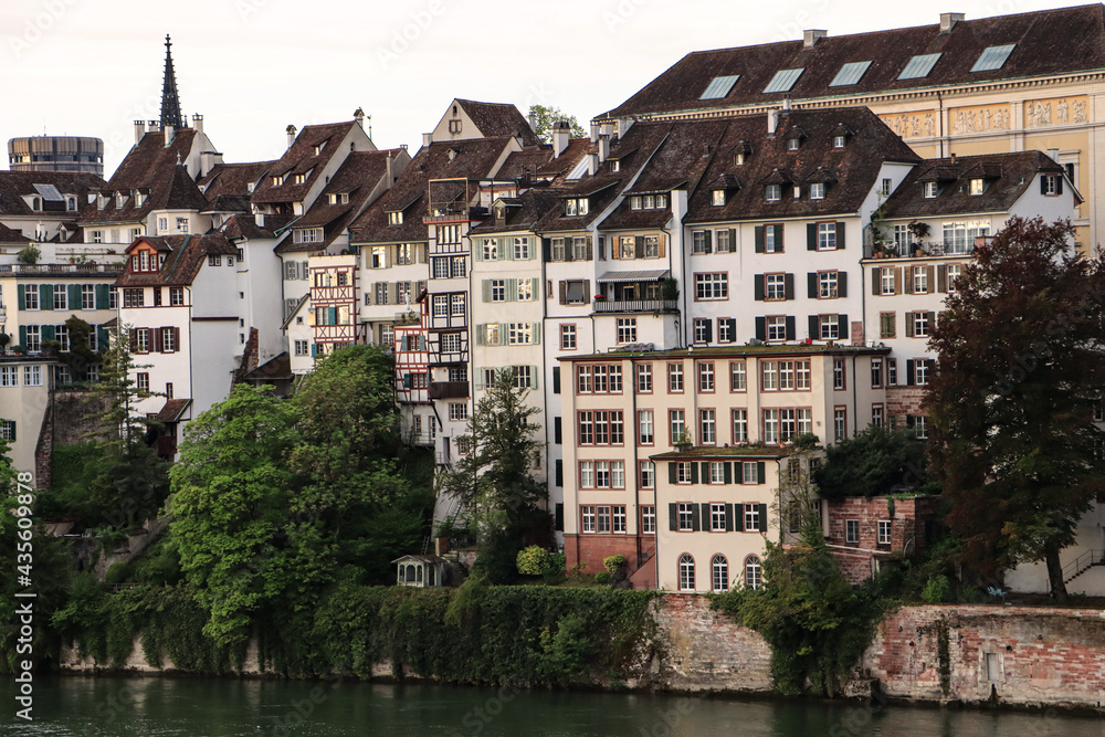 Basel; Imposante Uferfront des Rheinsprungs der Grossbasler Altstadt