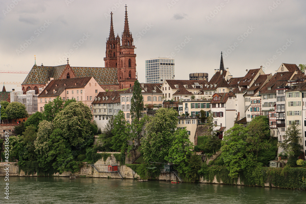 Basel; Grossbaseler Rheinufer mit Münster