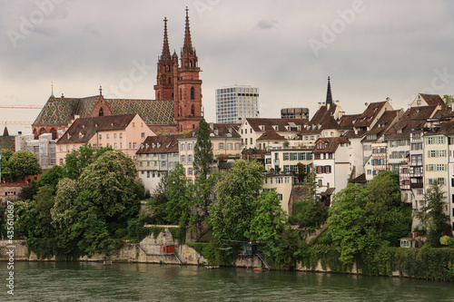 Basel; Grossbaseler Rheinufer mit Münster