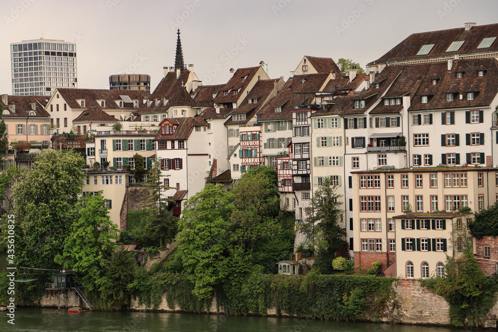 Basel; Historische Skyline der Grossbasler Altstadt am Rhein