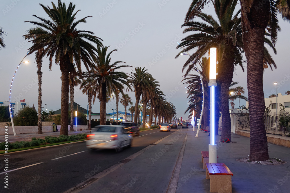 Reprezentacyjna nocna ulica z niebieskimi latarniami