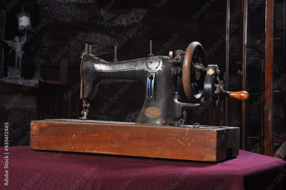 Fototapeta premium old sewing machine