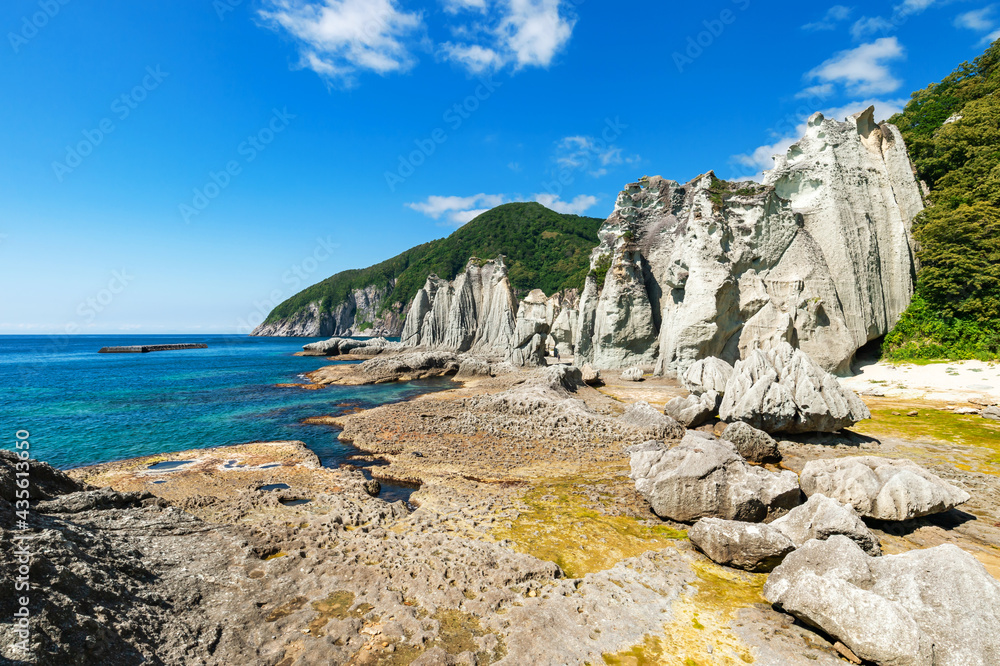 【青森県下北半島佐井村】仏ヶ浦は緑色凝灰岩がつくる大小さまざまな奇岩が集まり極楽浄土の景観