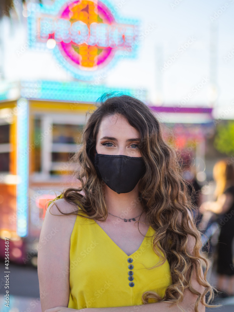 Mujer joven usando mascarilla Mujer joven usando mascarilla