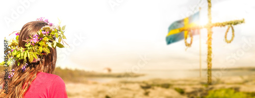 Frau mit Blumenkranz bei Mittsommer in Schweden