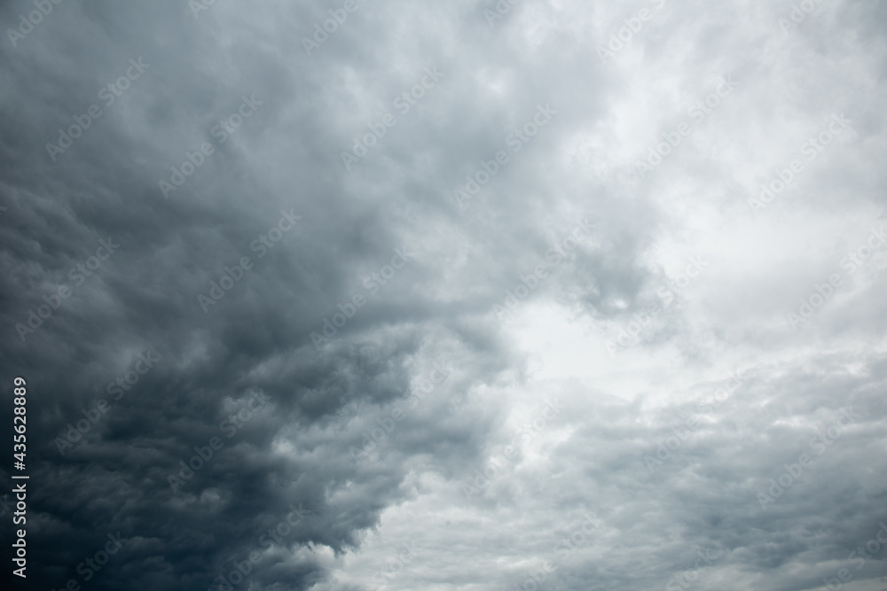 Obraz premium 梅雨時に迫り来る雨雲