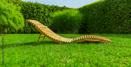 Sonnenliege aus Holz in einem Garten