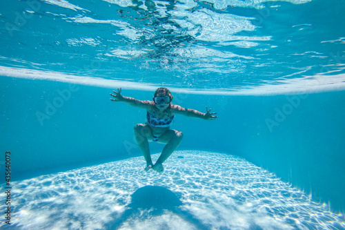 Photo underwater in the swimming pool on a beautiful summer holiday day 