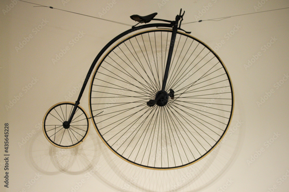 Naklejka premium Penny-farthing / vintage bicycle on a wall