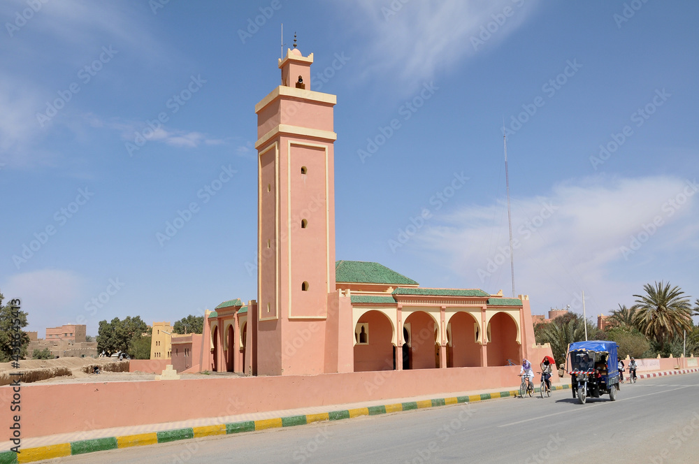 Mezquita a la entrada de la ciudad de Rissani en el sur de Marruecos