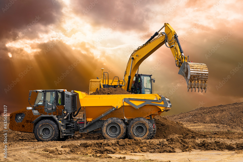 Bagger auf Baustelle vor Sonnenuntergang Bagger auf Baustelle vor Sonnenuntergang