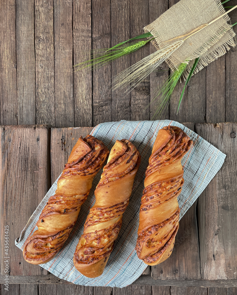 Bread art. Сraft bread.
Homemade bread with cheese and bacon on a kitchen towel. Top view.
Bread art. Сraft bread.
Homemade bread with cheese and bacon on a kitchen towel. Top view.
