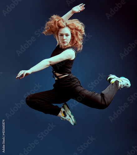 Fototapeta Naklejka Na Ścianę i Meble -  professional ballet dancer