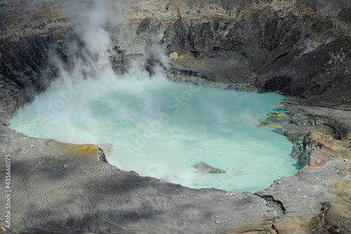 Volcan Poas, Crater