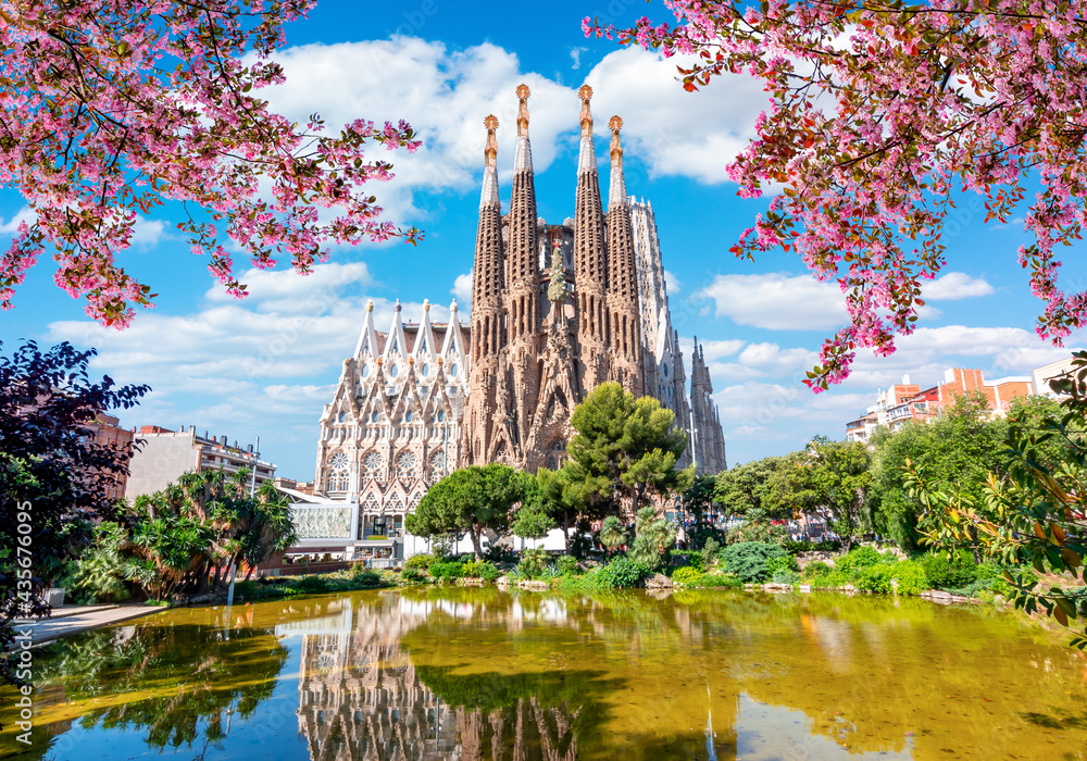 Obraz na płótnie Sagrada Familia Cathedral in spring, Barcelona, Spain w salonie