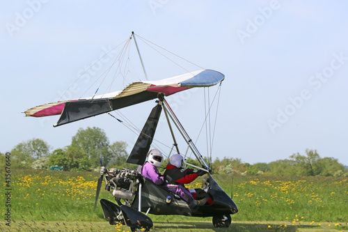 Valokuva Ultralight airplane taxiing on a grass strip