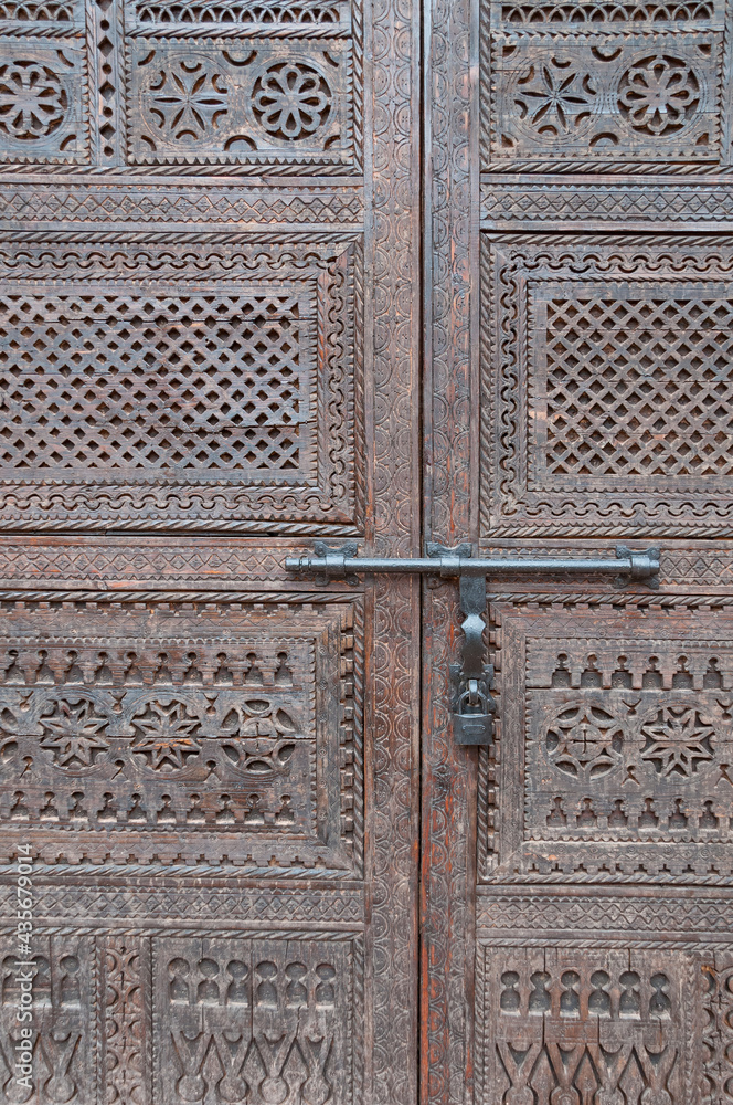 Detalle de una puerta decorada en la kasbah de Ait Ben Haddou en el sur de Marruecos Detalle de una puerta decorada en la kasbah de Ait Ben Haddou en el sur de Marruecos