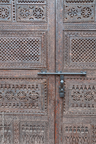 Detalle de una puerta decorada en la kasbah de Ait Ben Haddou en el sur de Marruecos