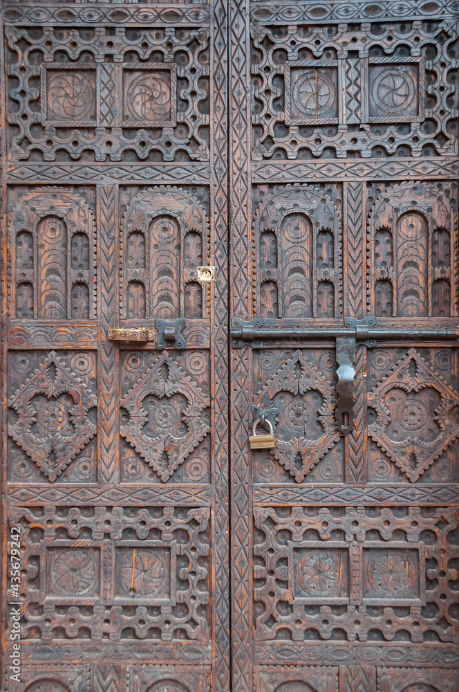 Puerta labrada en la kasbah de Ait Ben Haddou en el sur de Marruecos