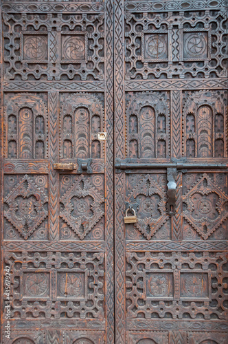 Puerta labrada en la kasbah de Ait Ben Haddou en el sur de Marruecos