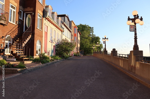 Fototapeta Naklejka Na Ścianę i Meble -  Rue dans le Vieuz-Québec. Rue St-Réal dans la ville de Québec au Canada. Architecture et vieux bâtiments. Tourisme au Québec. et canada.