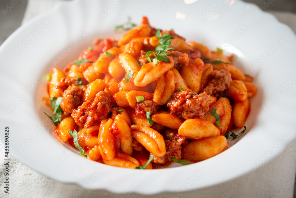 Piatto di deliziosi cavatelli con sugo di salsiccia di maiale, Cucina Italiana Piatto di deliziosi cavatelli con sugo di salsiccia di maiale, Cucina Italiana