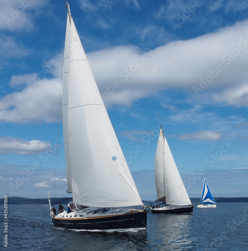 Obraz na plátně Three sailboats racing in a sailing regatta in the close haul sail position