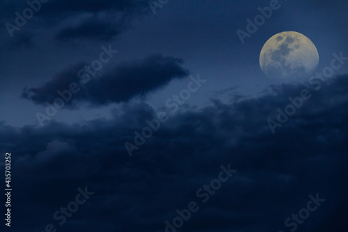 Lua no céu escuro com algumas nuvens.