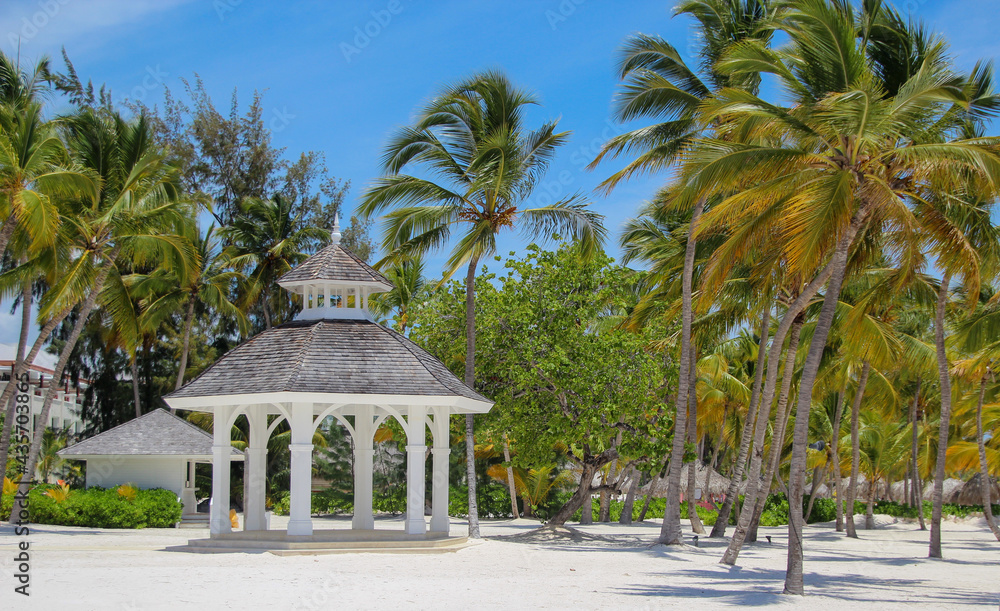 karaibska altanka ślubna na przepięknej plaży nad oceanem na Dominikanie na tle palm i niebieskiego nieba