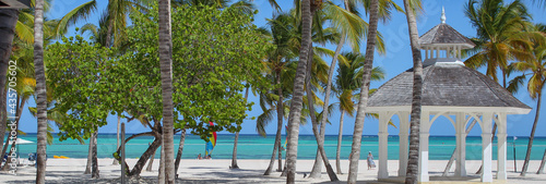 karaibska altanka ślubna na przepięknej plaży nad oceanem na Dominikanie na tle palm i niebieskiego nieba photo