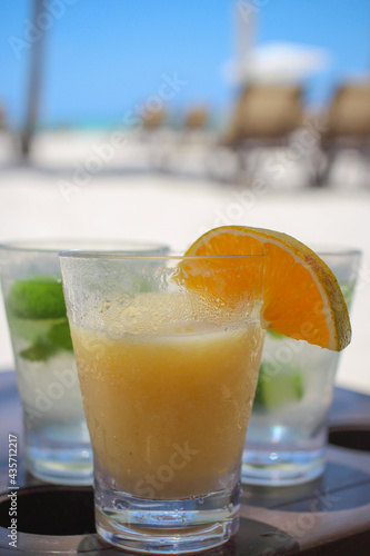 mojito i drink na soku owocowym z pomara  cz   na tle pla  y na karaibach