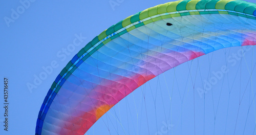 Detalle del colorido de la vela de un parapente.
