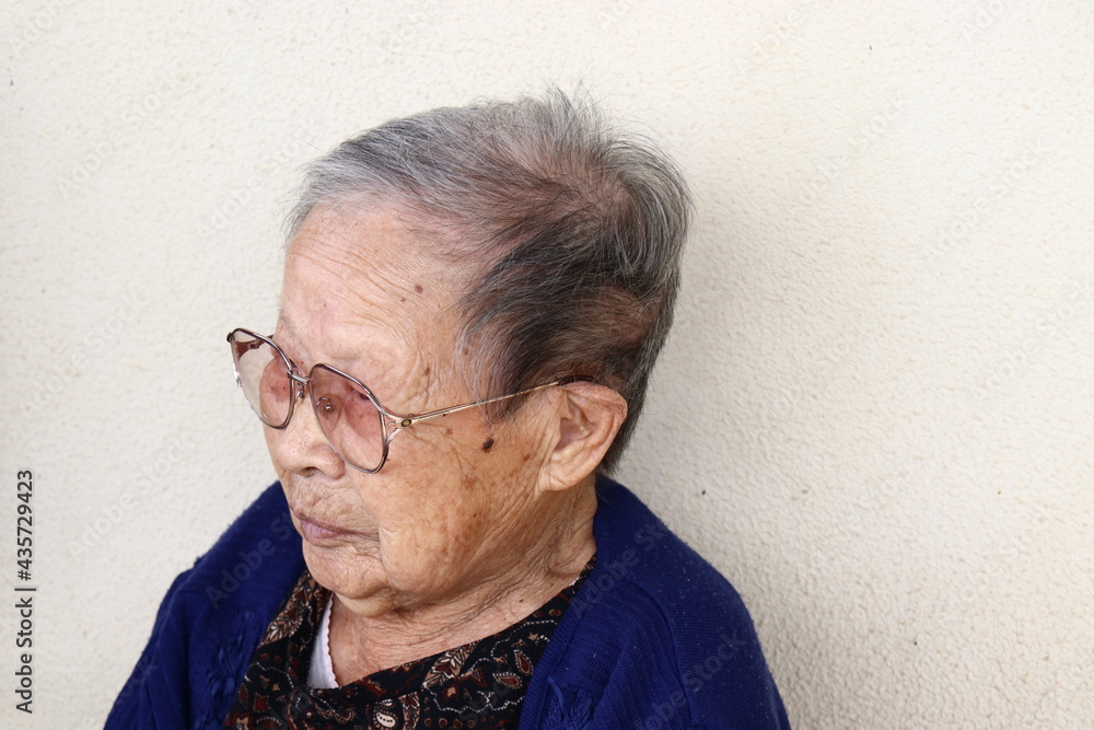 Fototapeta premium 老人の闇 認知症 おばあちゃん 暗い人 うつ病