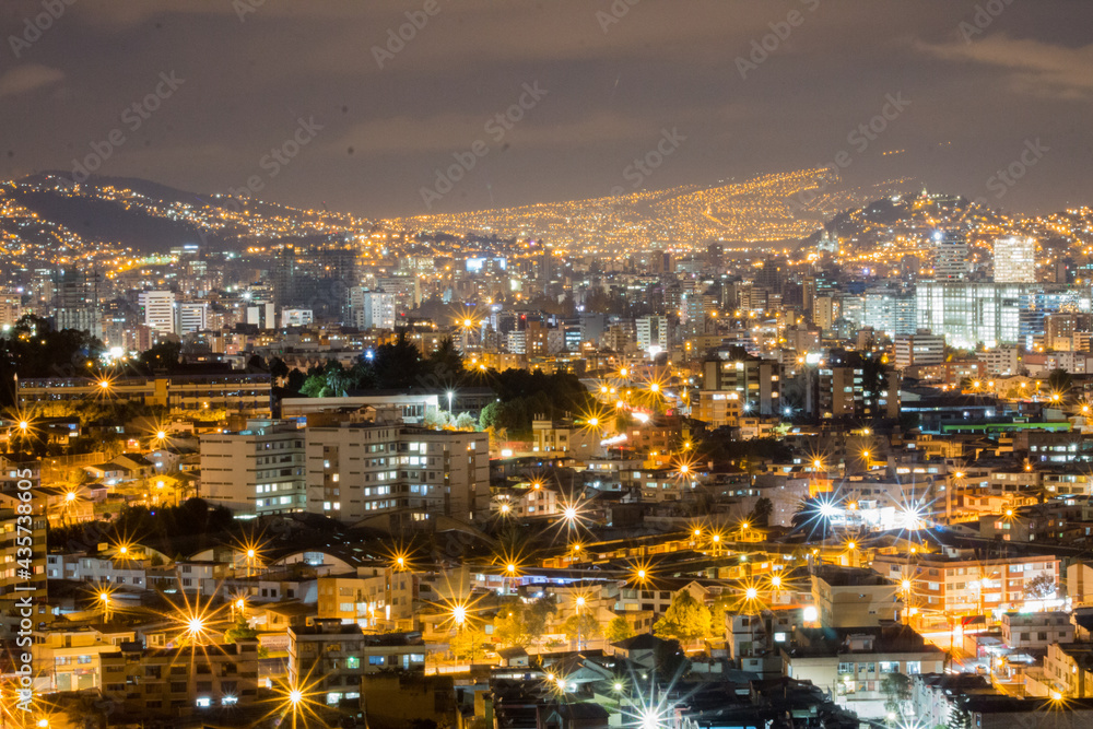 Vista nocturna de la ciudad de Quito en Ecuador Vista nocturna de la ciudad de Quito en Ecuador