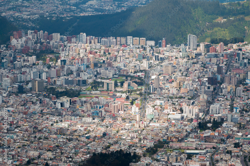 Naklejka premium Vista de la ciudad de Quito con sus edificios 