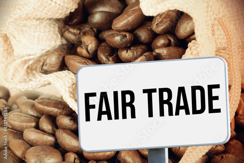 Ein Jutesack mit Kaffee und Schild Fair Trade