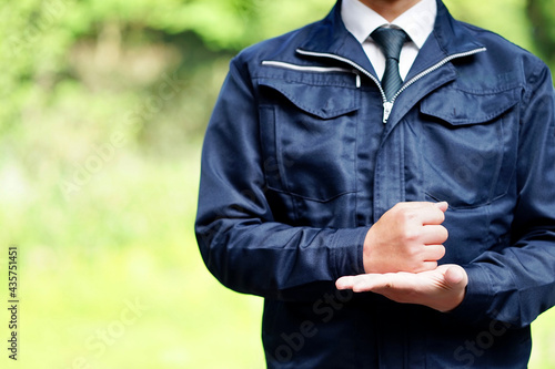 作業服を着たビジネスマン
