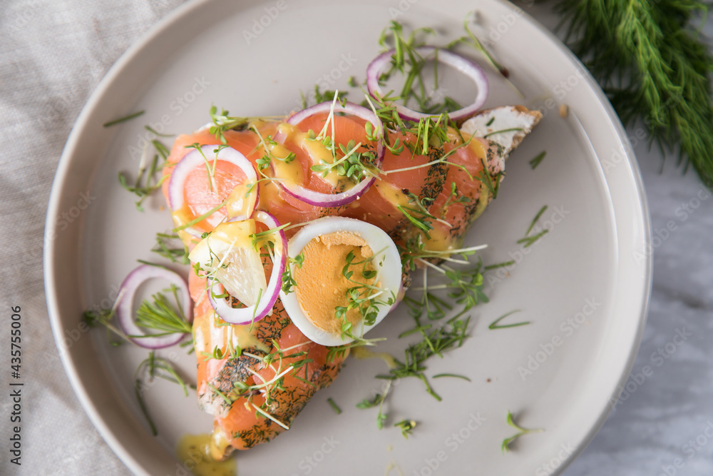 Gravlax Graved Lachs, ein roh gebeizter Fisch auf Toast Brot mit ...