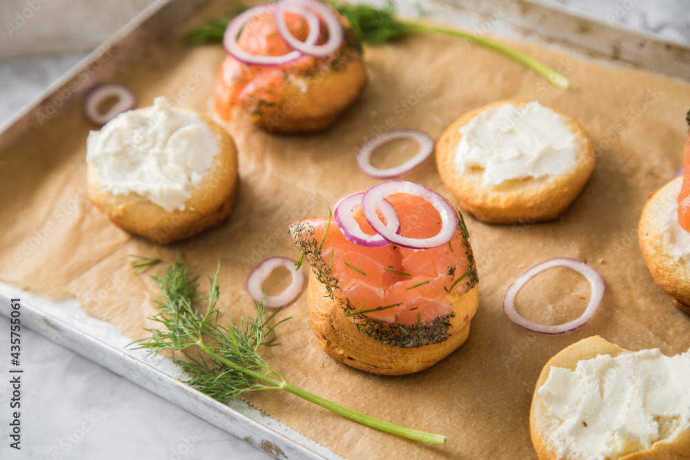 Fotografia do Stock: Gravlax Graved Lachs, ein roh gebeizter Fisch mit ...