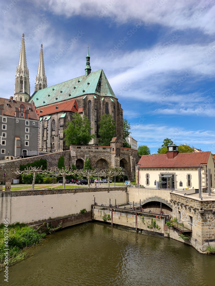 Blick auf die Peterskirche in Görlitz von der Altstadtbrücke über der Neiße