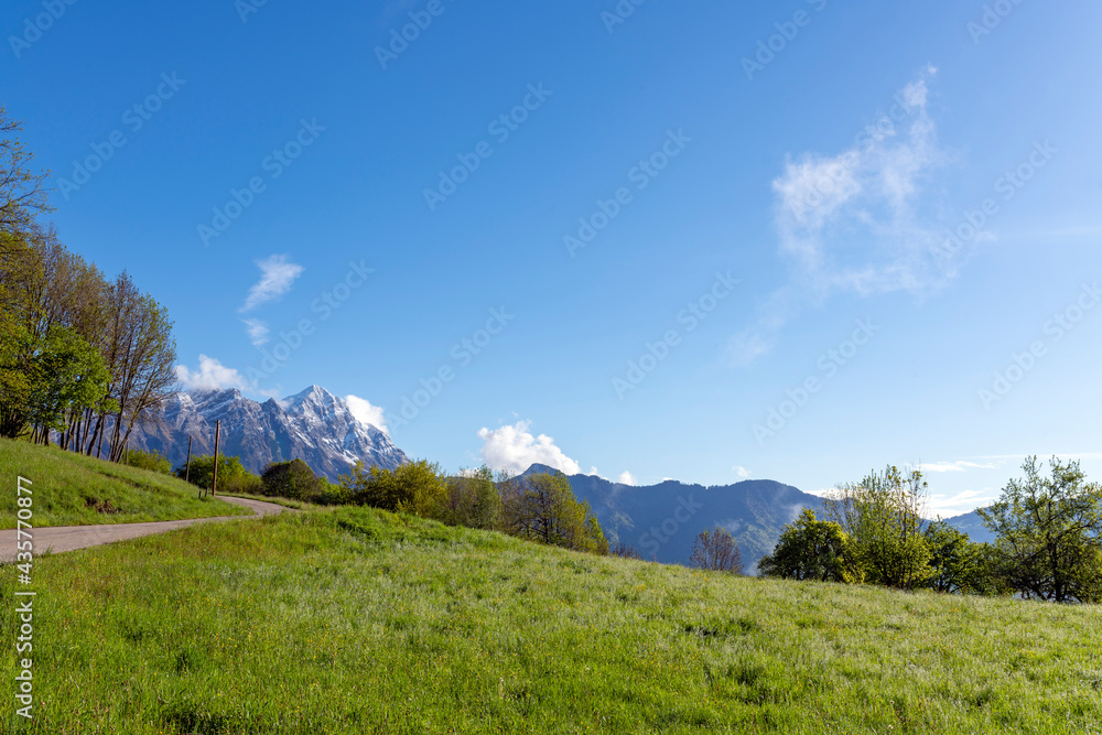 Paysage de montagne dans le parc Naturel Régional des Bauges en Savoie dans les Alpes françaises au printemps près du village de Thénézol