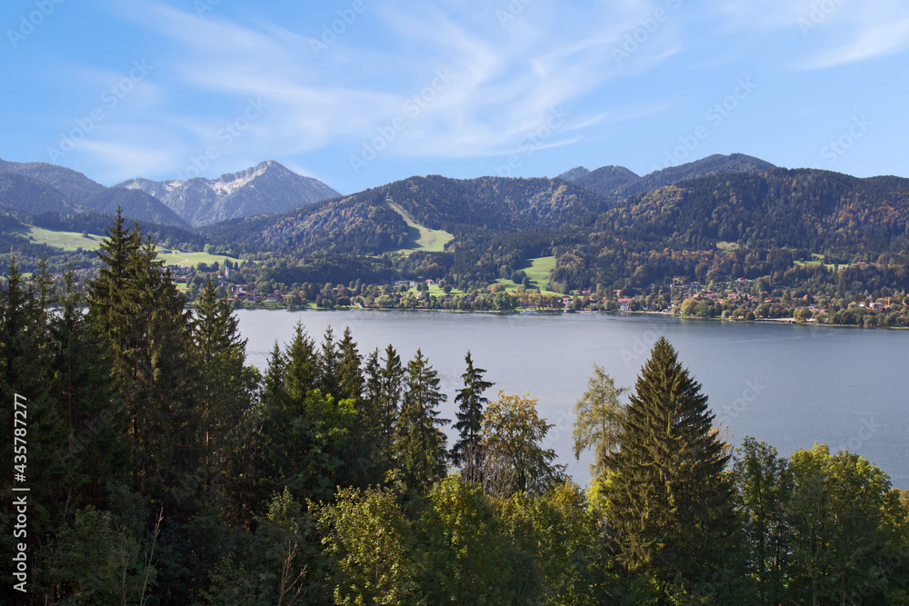 Blick vom Panoramaweg auf den Tegernsee in Oberbayern
