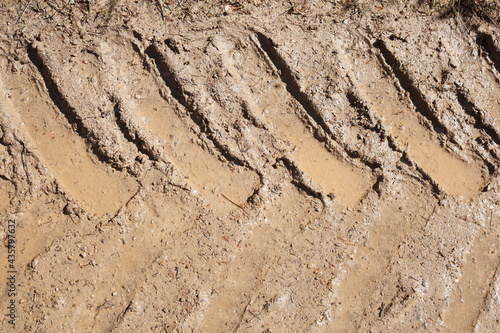 Nasse Baggerspuren im Sand auf einer Baustelle, Wasserpfütze, Hintergrund, Deutschland, Europa