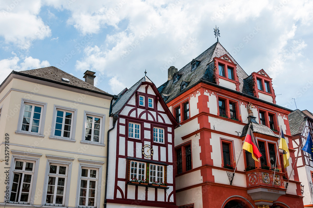 Fototapeta premium Bernkastel, Altstadt, Altstadthäuser, Mosel, Weinberge, Fachwerkhäuser, Moselufer, Fluss, Schifffahrt, Bernkastel-Kues, Frühling, Rheinland-Pfalz, Deutschland