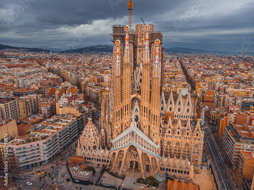 Obraz na płótnie BARCELONA, SPAIN -April 2021. La Sagrada Familia in Barcelona. w salonie